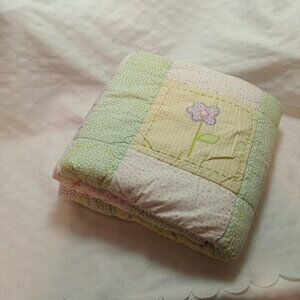 Beautiful quilt-style comforter for baby cribs, made of quilted fabric